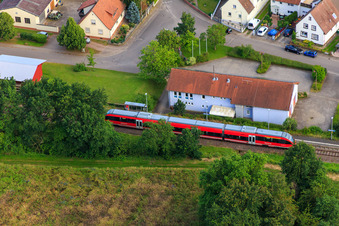 Vue oblique de Train régional à la gare à Barbelroth dans le département Rhénanie-Palatinat, Allemagne