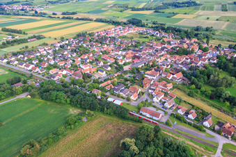 Train régional à la gare à Barbelroth dans le département Rhénanie-Palatinat, Allemagne d'en haut