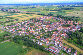 Train régional à la gare à Barbelroth dans le département Rhénanie-Palatinat, Allemagne hors des airs