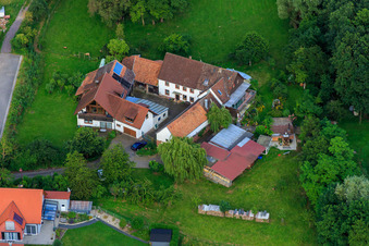 Vue aérienne de Vieux moulin sur l'Erlenbach à Barbelroth dans le département Rhénanie-Palatinat, Allemagne