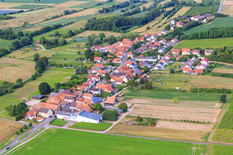 Vue aérienne de Vue du village depuis le sud-ouest à Hergersweiler dans le département Rhénanie-Palatinat, Allemagne