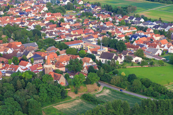 Vue aérienne de Église protestante et catholique à Minfeld dans le département Rhénanie-Palatinat, Allemagne