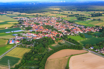 Vue aérienne de Vue du village depuis le nord-ouest à Minfeld dans le département Rhénanie-Palatinat, Allemagne