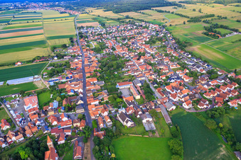 Vue aérienne de Vue d'ensemble du village depuis l'ouest à Minfeld dans le département Rhénanie-Palatinat, Allemagne