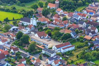 Vue aérienne de École primaire et Mundohalle à Mundoplatz à Minfeld dans le département Rhénanie-Palatinat, Allemagne