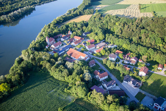 Vue aérienne de Les rives de l'Isar à Usterling à le quartier Oberhöcking in Landau an der Isar dans le département Bavière, Allemagne