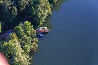 Vue aérienne de Pique-nique d'été sur un radeau sur l'Isar à le quartier Harburg in Pilsting dans le département Bavière, Allemagne