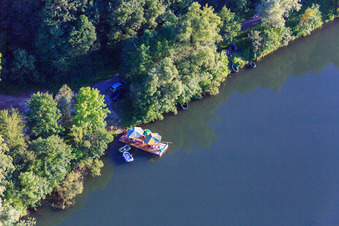 Vue aérienne de Pique-nique d'été sur un radeau sur l'Isar à le quartier Harburg in Pilsting dans le département Bavière, Allemagne