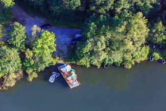 Photographie aérienne de Pique-nique d'été sur un radeau sur l'Isar à le quartier Harburg in Pilsting dans le département Bavière, Allemagne