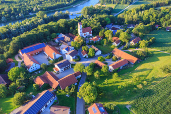 Vue aérienne de Église catholique de l'Immaculée Conception à le quartier Zulling in Landau an der Isar dans le département Bavière, Allemagne
