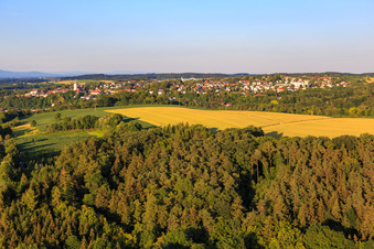 Vue aérienne de Vue de la ville depuis l'ouest à le quartier Zanklau in Landau an der Isar dans le département Bavière, Allemagne
