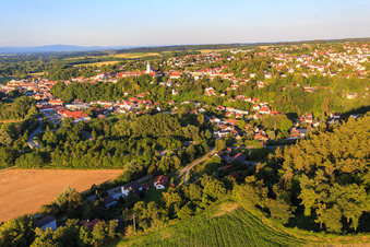 Vue aérienne de Vue de la ville depuis l'ouest à le quartier Zanklau in Landau an der Isar dans le département Bavière, Allemagne