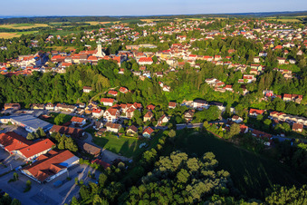 Vue aérienne de Rue principale à le quartier Zanklau in Landau an der Isar dans le département Bavière, Allemagne