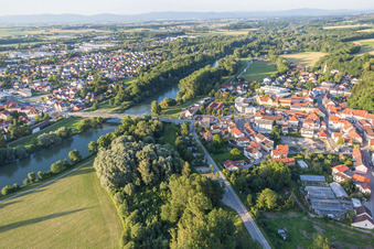 Vue aérienne de Les rives de l'Isar dans le district de Bach à le quartier Zanklau in Landau an der Isar dans le département Bavière, Allemagne