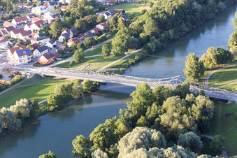 Vue aérienne de Rivière - structure de pont sur l'Isar à Landau an der Isar dans le département Bavière, Allemagne