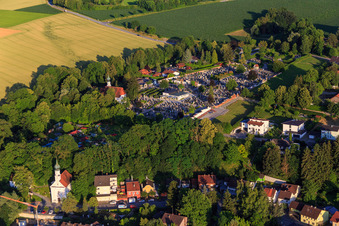 Vue aérienne de Église de pèlerinage de Maria im Steinfels et église du cimetière de la Sainte-Croix à Landau an der Isar dans le département Bavière, Allemagne