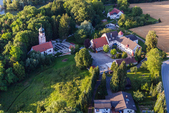 Vue aérienne de Cimetière de Bauerngasse à le quartier Oberframmering in Landau an der Isar dans le département Bavière, Allemagne