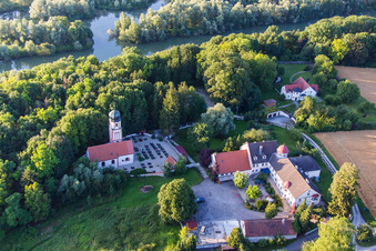 Vue aérienne de Cimetière de Bauerngasse à le quartier Oberframmering in Landau an der Isar dans le département Bavière, Allemagne