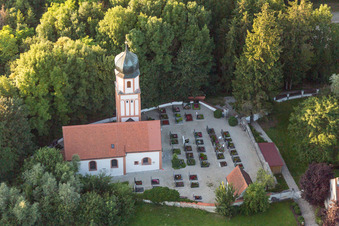 Vue aérienne de Chapelle du château de Tannegg dans le district d'Unterframmering à le quartier Oberframmering in Landau an der Isar dans le département Bavière, Allemagne