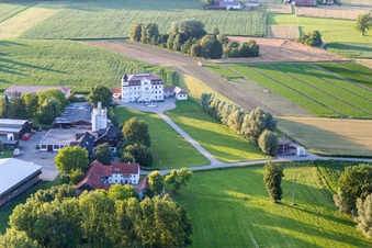 Vue aérienne de Bâtiments et parcs du manoir - Domaine de Plankenschwaige à Landau an der Isar dans le département Bavière, Allemagne