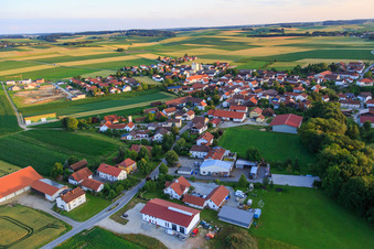 Vue aérienne de Vue du village sur l'Isar depuis l'est à Oberpöring dans le département Bavière, Allemagne