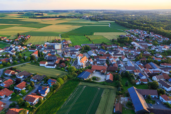 Vue aérienne de Vue du village sur l'Isar depuis l'est à Oberpöring dans le département Bavière, Allemagne