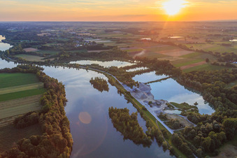 Vue aérienne de Coucher de soleil sur les lacs de l'Isar devant le barrage Ettling à le quartier Ettling in Wallersdorf dans le département Bavière, Allemagne