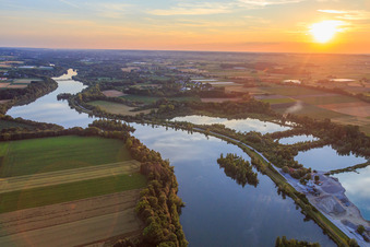 Vue aérienne de Coucher de soleil sur les lacs de l'Isar devant le barrage Ettling à le quartier Ettling in Wallersdorf dans le département Bavière, Allemagne