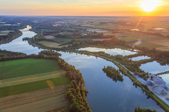 Photographie aérienne de Coucher de soleil sur les lacs de l'Isar devant le barrage Ettling à le quartier Ettling in Wallersdorf dans le département Bavière, Allemagne