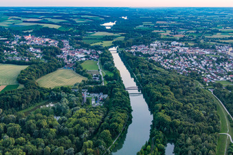 Vue aérienne de Pont ferroviaire de Bockert sur l'Isar à Landau an der Isar dans le département Bavière, Allemagne