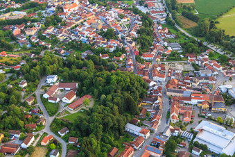 Vue aérienne de Calvaire au-dessus de la rue Steinfels à Landau an der Isar dans le département Bavière, Allemagne