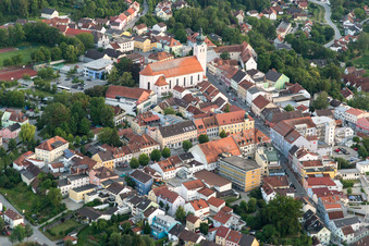 Vue aérienne de Église paroissiale Sainte-Marie dans le centre historique à le quartier Zanklau in Landau an der Isar dans le département Bavière, Allemagne
