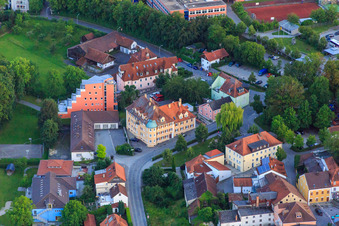 Vue aérienne de Douves de la ville avec la maison d'enfants Maria Ward à le quartier Zanklau in Landau an der Isar dans le département Bavière, Allemagne