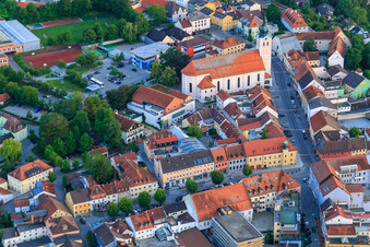 Vue aérienne de Marienplatz avec l'église paroissiale de l'Assomption de Marie à le quartier Zanklau in Landau an der Isar dans le département Bavière, Allemagne