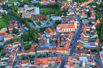 Vue aérienne de Marienplatz avec l'église paroissiale de l'Assomption de Marie à le quartier Zanklau in Landau an der Isar dans le département Bavière, Allemagne