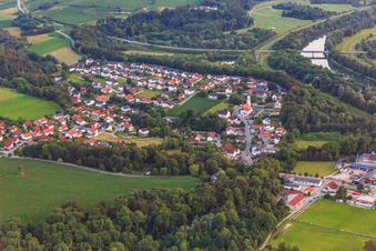 Vue aérienne de Vue du village sur l'Isar depuis le nord-est à Gottfrieding dans le département Bavière, Allemagne