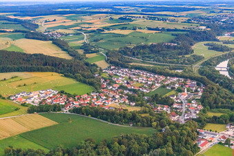 Vue aérienne de Vue du village sur l'Isar depuis le nord-est à Gottfrieding dans le département Bavière, Allemagne