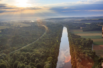 Vue aérienne de Cours de l'Isar et réserve naturelle d'Isaraltwasser et de Brennen à Mamming à Mamming dans le département Bavière, Allemagne