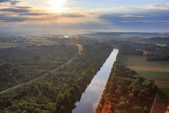 Vue aérienne de Cours de l'Isar et réserve naturelle d'Isaraltwasser et de Brennen à Mamming à Mamming dans le département Bavière, Allemagne