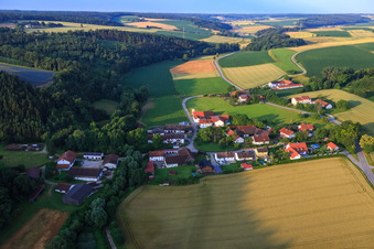 Vue aérienne de Vue du village depuis le nord à le quartier Hof in Mamming dans le département Bavière, Allemagne