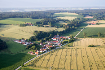 Vue aérienne de Quartier Dittenkofen in Mamming dans le département Bavière, Allemagne
