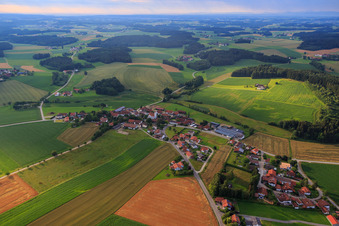 Vue aérienne de Vue d'ensemble du village depuis le nord-ouest à le quartier Zell in Falkenberg dans le département Bavière, Allemagne