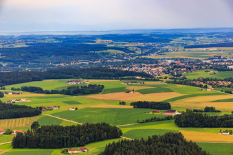 Vue aérienne de Vue de la ville depuis le nord à le quartier Zellhub in Eggenfelden dans le département Bavière, Allemagne
