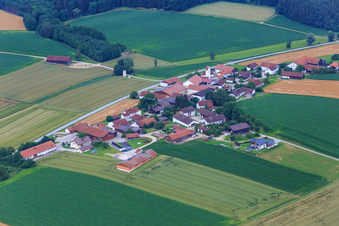 Vue aérienne de Vue d'ensemble du village depuis le nord à le quartier Dietring in Rimbach dans le département Bavière, Allemagne