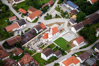 Vue aérienne de Bâtiment d'église au centre du village à le quartier Rattenbach in Rimbach dans le département Bavière, Allemagne