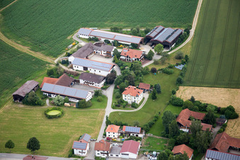 Vue aérienne de Rangées de panneaux du système photovoltaïque et du parc solaire ou de la centrale solaire de Huber Solar GmbH dans le district de Blankenöd à le quartier Kollbach in Gangkofen dans le département Bavière, Allemagne