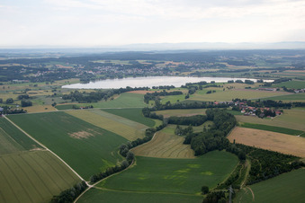 Vue aérienne de Réservoir de Vilstalsee Steimberg à le quartier Aunkofen in Marklkofen dans le département Bavière, Allemagne