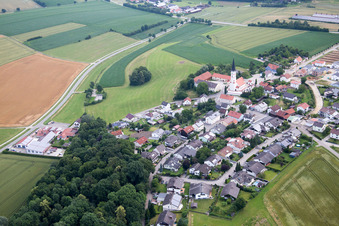Vue aérienne de Quartier Frauenbiburg in Dingolfing dans le département Bavière, Allemagne