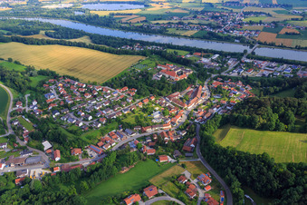 Vue aérienne de Vue de la ville sur l'Isar avec l'église paroissiale de Sainte-Marie-Assomption à Niederviehbach dans le département Bavière, Allemagne