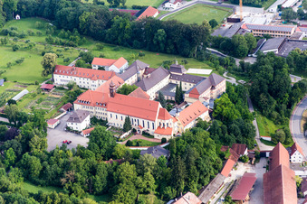 Vue aérienne de Ensemble de bâtiments de l'ancien monastère et de l'actuel lycée Sainte-Marie à Niederviehbach dans le département Bavière, Allemagne